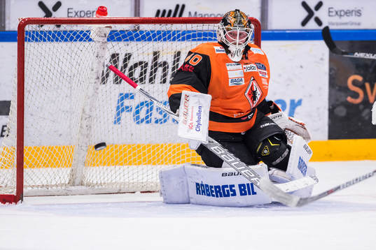Karlskronas målvakt Johan Holmqvist ser pucken passera