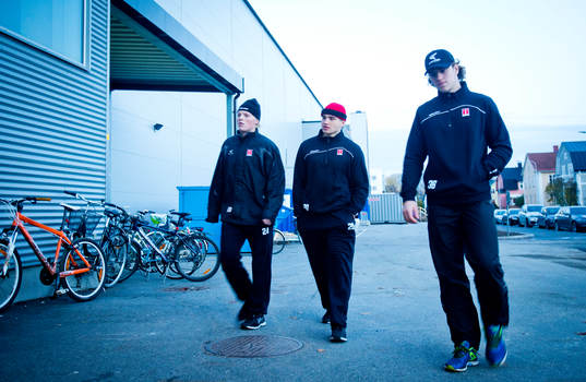 Örebros Anton Johansson och målvakt Axel Brage värmer upp