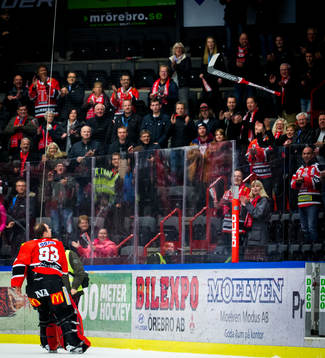 Örebros målvakt Julius Hudacek kastar upp sin