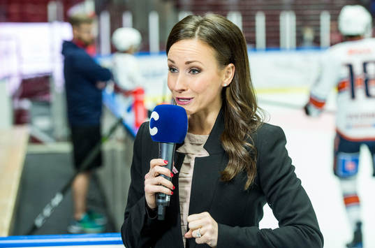 C Mores Camilla Nordlund innan ishockeymatchen i SHL mellan