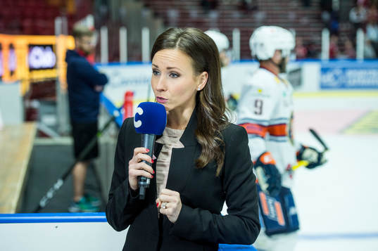 C Mores Camilla Nordlund innan ishockeymatchen i SHL mellan