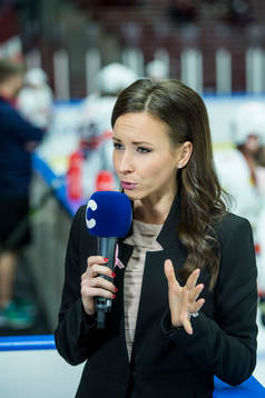 C Mores Camilla Nordlund innan ishockeymatchen i SHL mellan