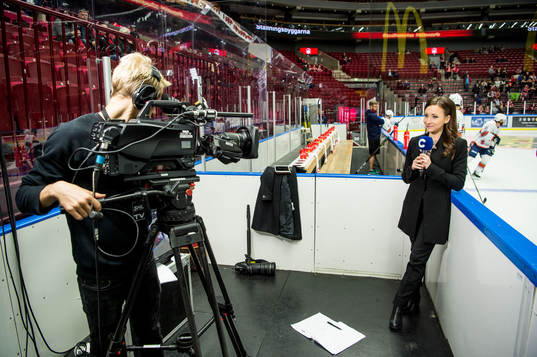 C Mores Camilla Nordlund innan ishockeymatchen i SHL mellan