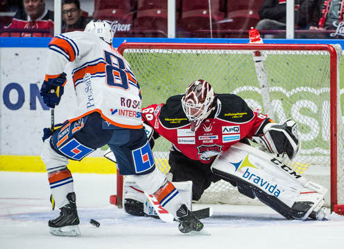 Växjös Robert Rosén mot Malmö Redhawks målvakt Oscar