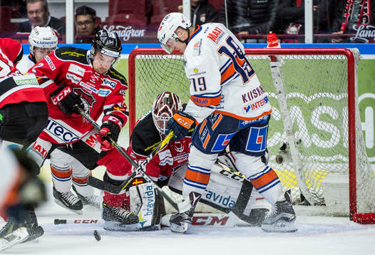Växjös Tuomas Kiiskinen framför Malmö Redhawks målvakt