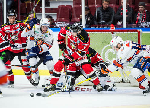 Växjös Tuomas Kiiskinen framför Malmö Redhawks målvakt