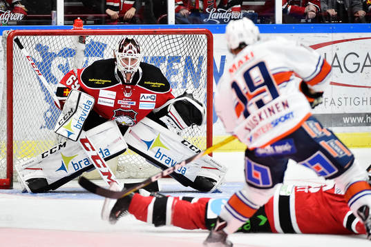 Växjös Tuomas Kiiskinen mot Malmö Redhawks målvakt