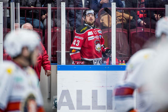 Malmö Redhawks Nichlas Hardt deppar i utvisningsbåset