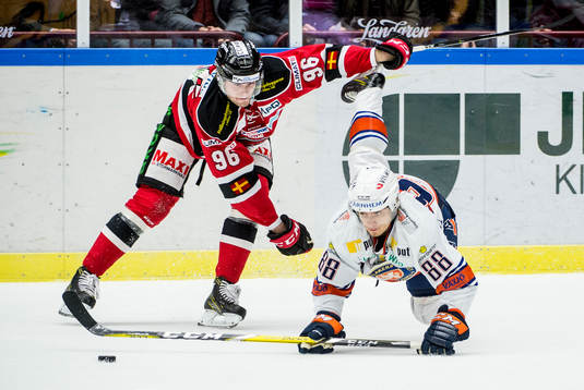 Malmö Redhawks Kim Rosdahl bjuder Växjös Adam Brodecki