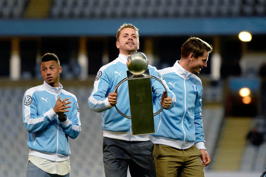 Malmö FFs Kari Arnason höjer Lennart Johanssons pokal