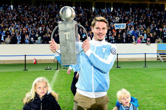 Malmö FFs Markus Rosenberg höjer en pokal