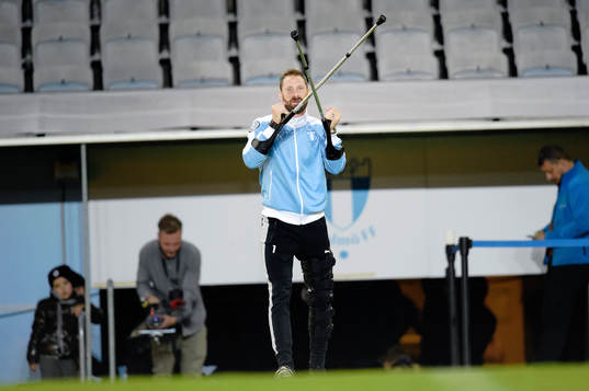 Malmö FFs målvakt Johan Wiland med kryckor