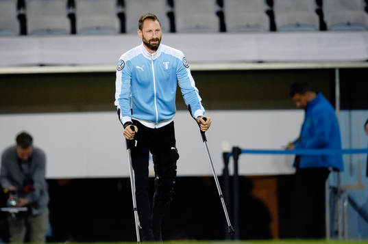 Malmö FFs målvakt Johan Wiland med kryckor