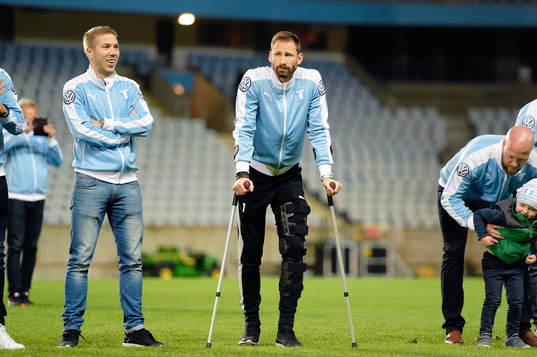 Malmö FFs målvakt Johan Wiland med kryckor