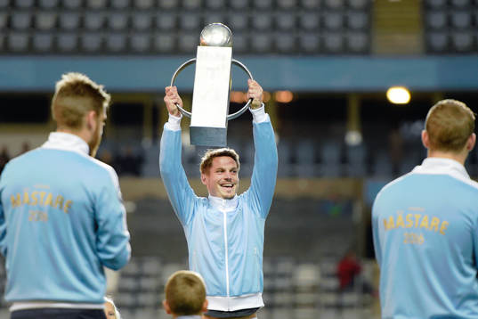 Malmö FFs Markus Rosenberg höjer en pokal