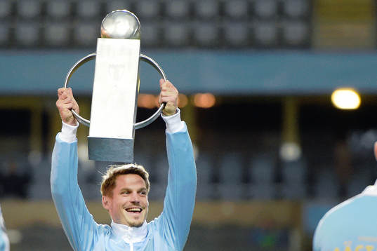 Malmö FFs Markus Rosenberg höjer en pokal