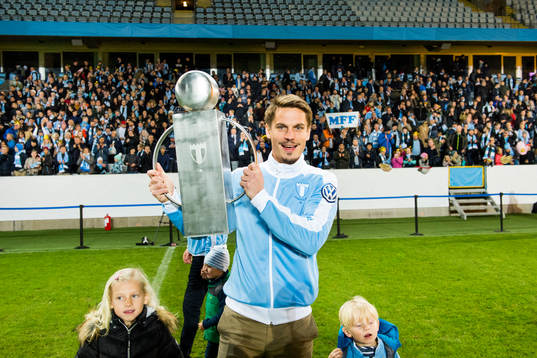 Malmö FFs Markus Rosenberg lyfter en pokal