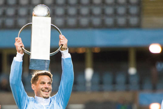 Malmö FFs Markus Rosenberg lyfter en pokal