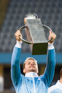 Malmö FFs Kari Arnason lyfter en pokal