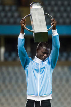 Malmö FFs Enock Kofi Adu lyfter en pokal