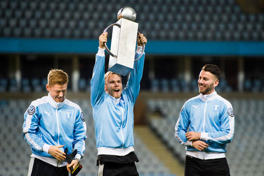Malmö FFs Oscar Lewicki lyfter en pokal mellan Anders