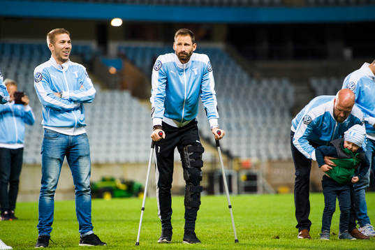 Malmö FFs målvakt Johan Wiland på kryckor