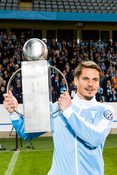 Malmö FFs Markus Rosenberg lyfter en pokal