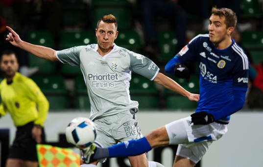 IFK Göteborgs Martin Smedberg Dalence spelar in förbi