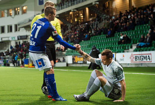 Sundsvalls Eric Larsson hjälper IFK Göteborgs Jakob