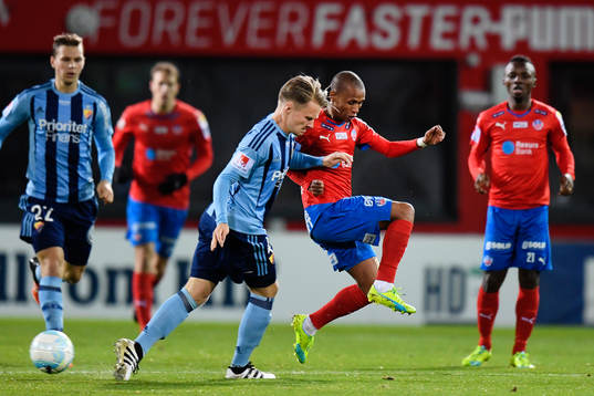 Djurgårdens Jacob Une Larsson och Helsingborgs Bradley