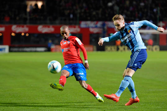Djurgårdens Daniel Berntsen och Helsingborgs Bradley Ralani