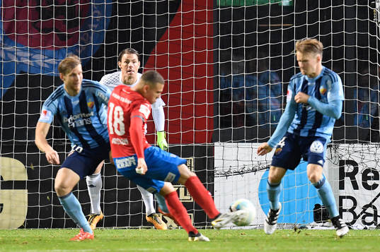 Helsingborgs Jordan Larsson med skott mot Djurgårdens