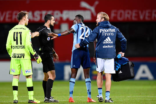 Helsingborgs målvakt Tomer Chencinski är framme och