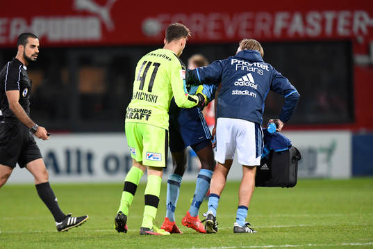 Helsingborgs målvakt Tomer Chencinski är framme och