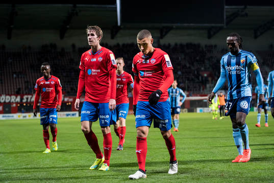 Helsingborgs Adam Eriksson och Jordan Larsson deppar när