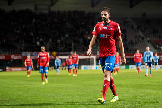 Helsingborgs Mikael Dahlberg deppar när han lämnar planen