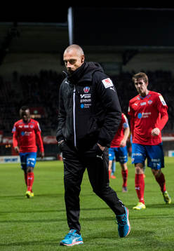 Helsingborgs manager Henrik Larsson deppar när han lämnar