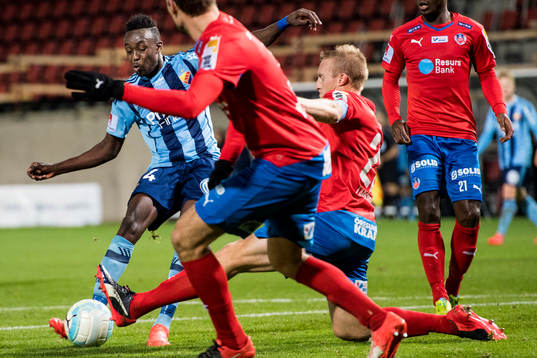 Djurgårdens Philana Tinotenda Kadewere letar skottläge