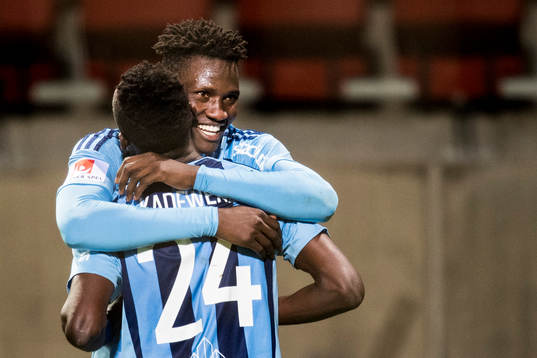 Djurgårdens Michael Olunga kramar om Philana Tinotenda