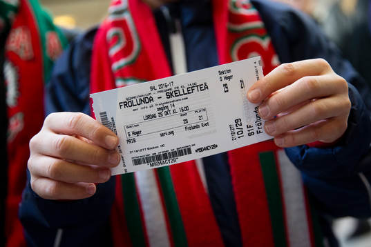 En Frölunda supporter med biljett till ishockeymatchen i