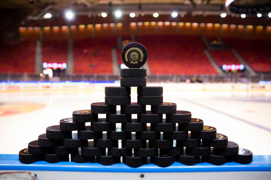 Puckar uppställda innan ishockeymatchen i SHL mellan