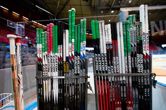Frölunda spelarnas klubbor uppställda innan