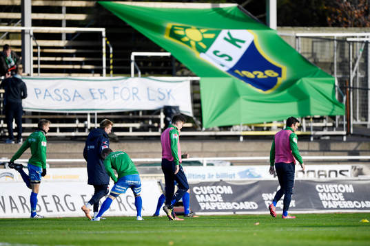 Ljungskiles spelare värmer upp före fotbollsmatchen i