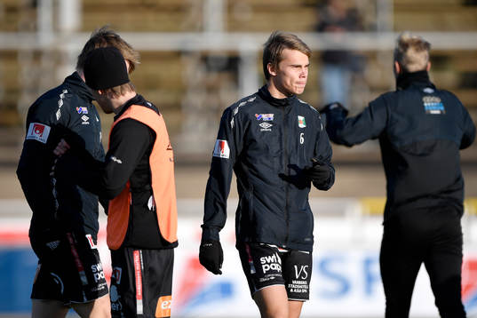 Varbergs Elias Andersson före fotbollsmatchen i Superettan