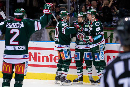 Frölundas Mats Rosseli Olsen jublar och omfamnas