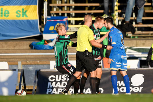 Varbergs Ivan Näsberg och Ljungskiles Allan Mohideen i