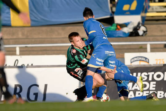 Varbergs Ivan Näsberg och Ljungskiles Allan Mohideen