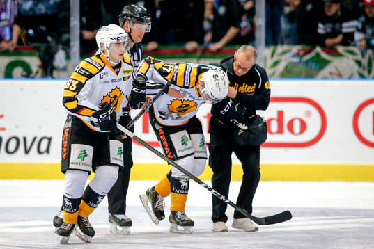 Skellefteås Pär Lindholm får hjälp av isen