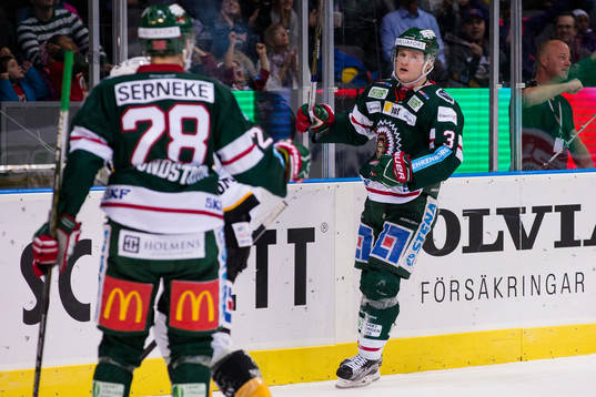 Frölundas Carl Grundström jublar