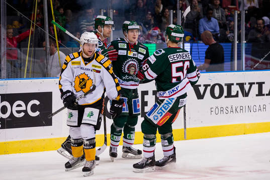 Frölundas Carl Grundström jublar och omfamnas av Johan